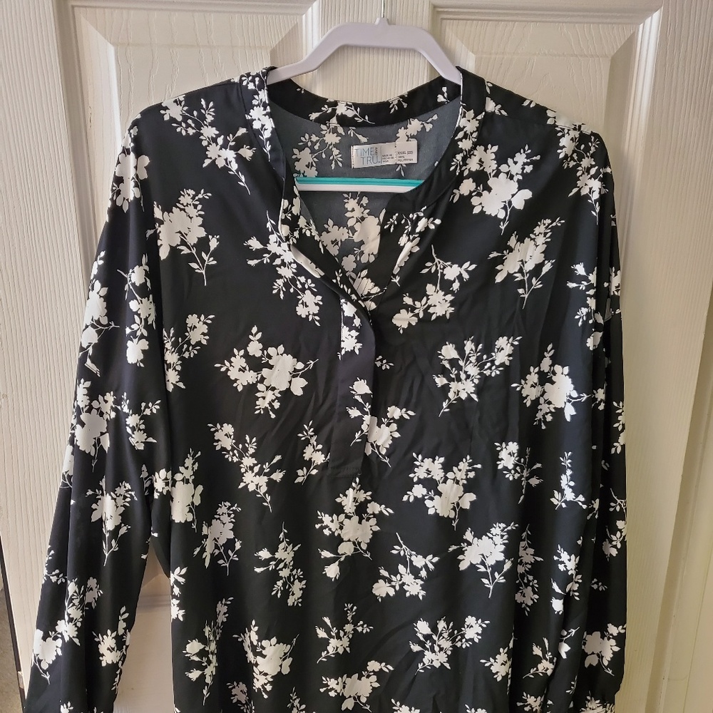 Time and Tru Black and white floral blouse